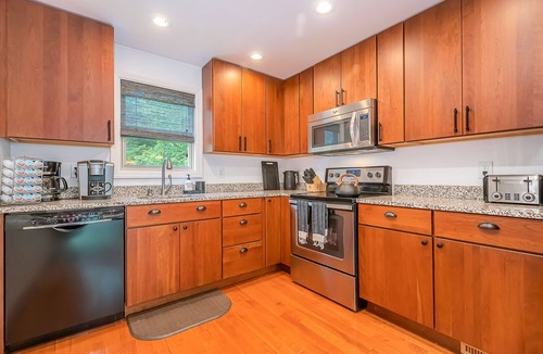 North Glade Hills House | Woodhaven | Dock Slip, Pool Table, Firepit!