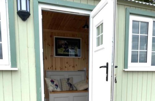 Perth House | Woodhead Shepherds Hut - Sleeps 2 - Parking