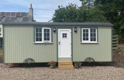 Perth House | Woodhead Shepherds Hut - Sleeps 2 - Parking
