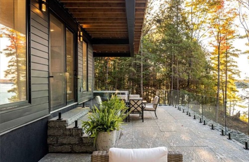 Bracebridge House | WoodLake Retreat – High-Speed Comfort, Cozy Sauna, Timeless Views