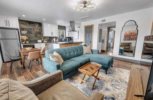 College Station Apartment | Woodland: Comfy King Beds, Walk to A&M Campus