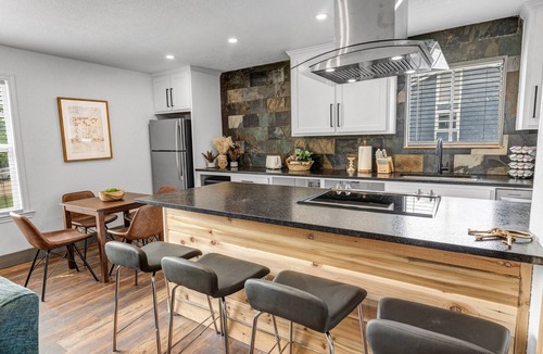 College Station Apartment | Woodland: Comfy King Beds, Walk to A&M Campus