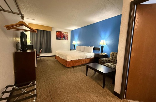 Greenwich Hotel | Woodland Inn & Suites Extended Stay - 1 King Bed Non Smoking