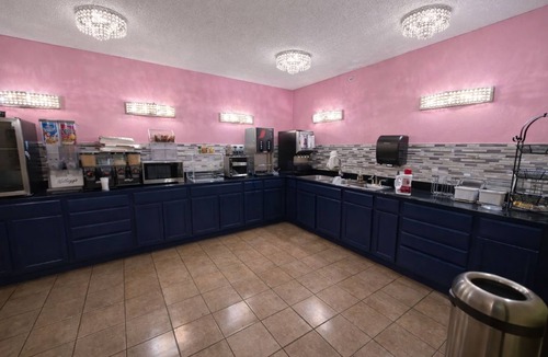 Greenwich Hotel | Woodland Inn & Suites Extended Stay - 1 King Bed Non Smoking