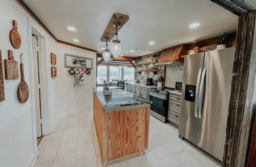Royal Cottage | Woodland Lake Cottage - Hot Tub + Boat Dock