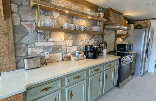 Royal Cottage | Woodland Lake Cottage - Hot Tub + Boat Dock