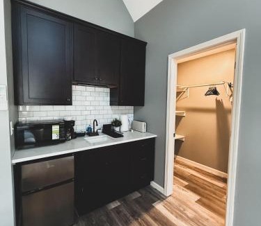 Eureka Springs Historic District Ski Chalet | Woodland Retreat at Tudor suites