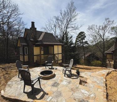 Eureka Springs Historic District Ski Chalet | Woodland Retreat at Tudor suites
