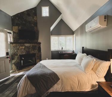 Eureka Springs Historic District Ski Chalet | Woodland Retreat at Tudor suites