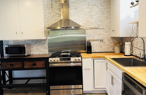 Lower Kingsbury House | Woodland Retreat | Cozy Kingsbury Cabin w/Hot Tub & Sauna | NVH0650