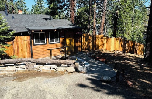 Lower Kingsbury House | Woodland Retreat | Cozy Kingsbury Cabin w/Hot Tub & Sauna | NVH0650