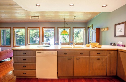 Central Huron Cottage | Woodland Retreat, King Bed, Private Lake Access
