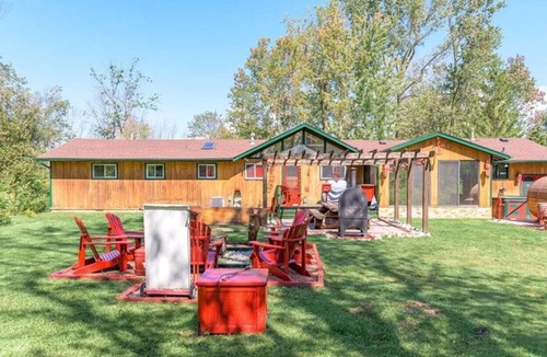 Fort Erie Cottage | Woodland Retreat - Nature and Nurture