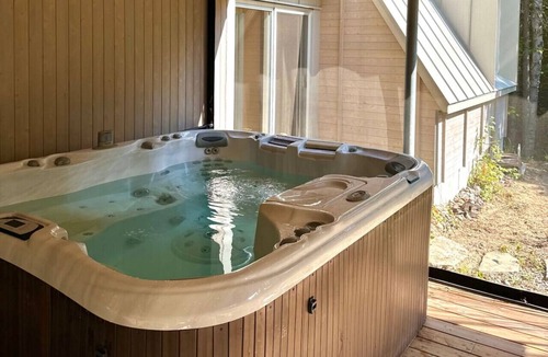 Chertsey Ski Chalet | Woodland Spa Sauna Trails & Lake Firepit