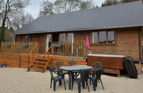 Treignac House | Woodlands Cottage with Hot Tub