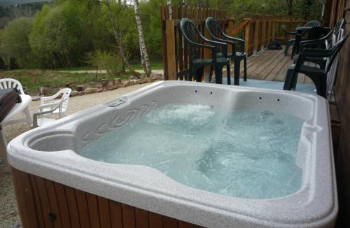 Treignac House | Woodlands Cottage with Hot Tub
