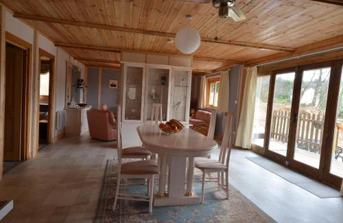 Treignac House | Woodlands Cottage with Hot Tub