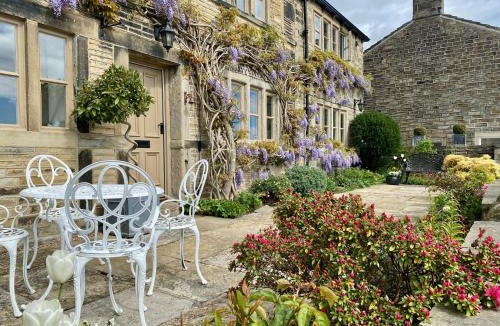 Almondbury House | Woodlea Cottage