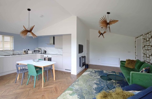 Gumley Cabin | Woodpecker Lodge - Stunning Lakeside lodge over looking fishing lake