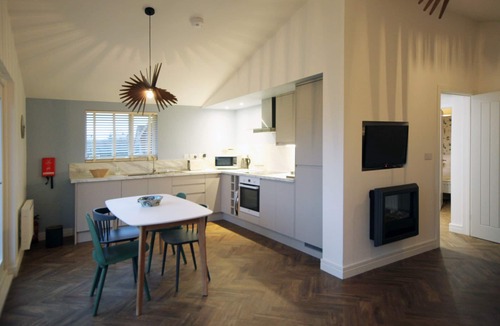 Gumley Cabin | Woodpecker Lodge - Stunning Lakeside lodge over looking fishing lake