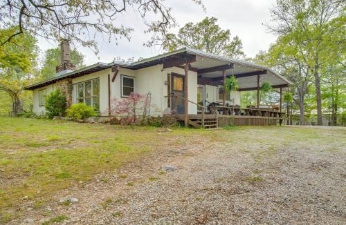 Elizabeth House | Wood’s Point Getaway w/Private Hot Tub