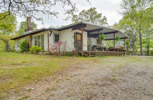 Elizabeth House | Wood’s Point Getaway w/Private Hot Tub