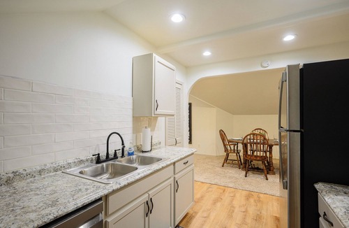 Tomball Apartment | Woodside Carriage House.Comfortable, Spacious Upstairs Guesthouse