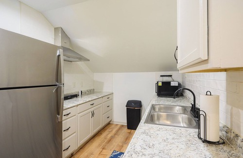 Tomball Apartment | Woodside Carriage House.Comfortable, Spacious Upstairs Guesthouse