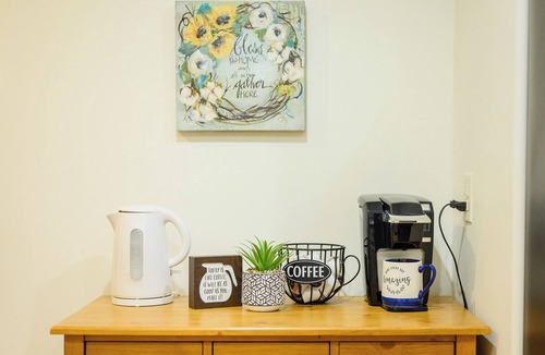 Tomball Apartment | Woodside Carriage House.Comfortable, Spacious Upstairs Guesthouse