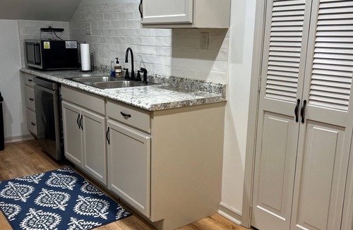 Tomball Apartment | Woodside Carriage House.Comfortable, Spacious Upstairs Guesthouse