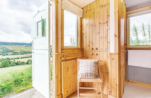 Heights of Achterneed Cottage | Woodside Hut 1 - UK36105