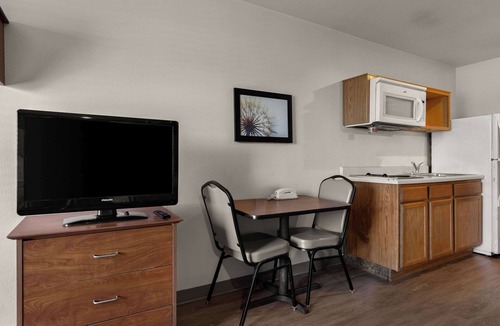 Champaign Hotel | WoodSpring Suites Champaign near University