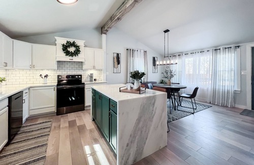 Woodstock House | Woodstock Charm- 2 min to downtown Woodstock & Pet Friendly!