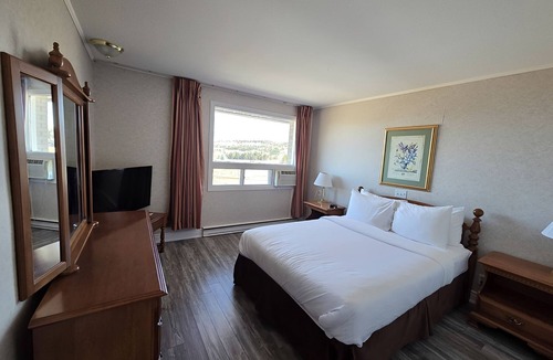 Woodstock Hotel | Woodstock Inn & Suites - Restaurant & Pool Exit 188