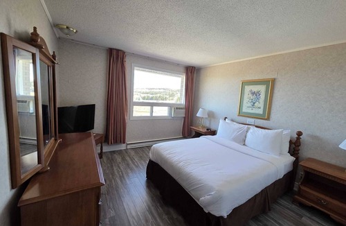 Woodstock Hotel | Woodstock Inn & Suites - Restaurant & Pool Exit 188