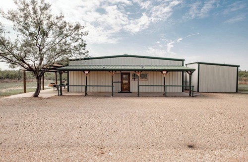Justiceburg House | Woody’s Roadhouse Retreat: Barndominium Near Lake Alan Henry