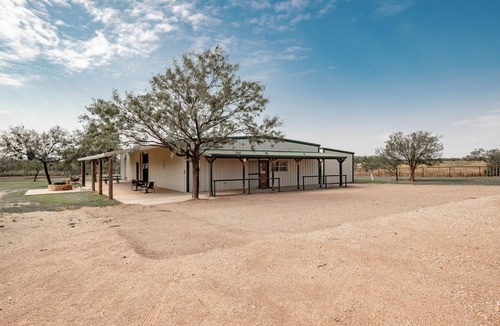 Justiceburg House | Woody’s Roadhouse Retreat: Barndominium Near Lake Alan Henry
