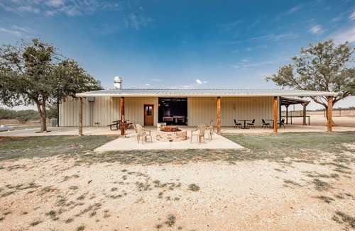 Justiceburg House | Woody’s Roadhouse Retreat: Barndominium Near Lake Alan Henry