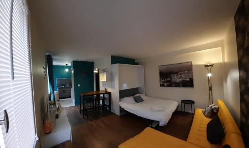 Noisy-sur-Ecole Apartment | Wool INN Studio in the Forest