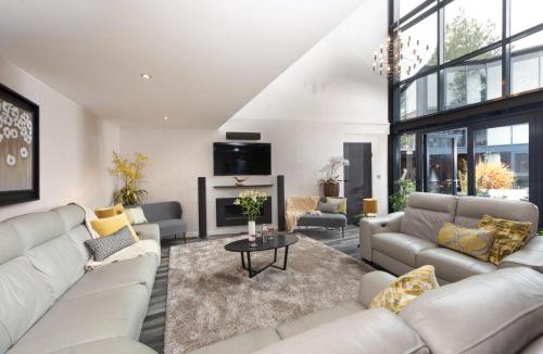 Sidmouth House | Woolbrook Reservoir - Private Hot Tub & Secure Parking