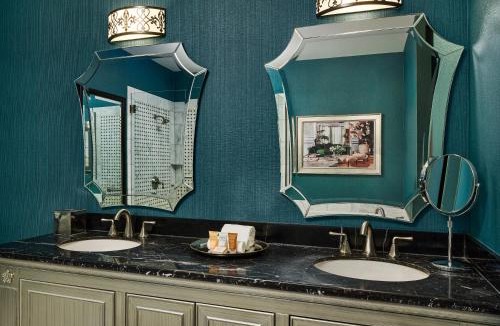 Aurora Hotel | Woolley's Classic Suites