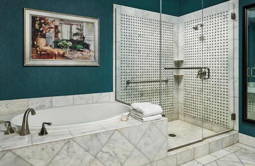 Aurora Hotel | Woolley’s Classic Suites