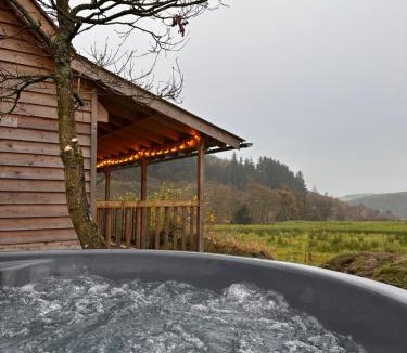 Llandrindod Wells Ski Chalet | Woolly Wood Cabins - Bryn