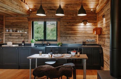 Llandrindod Wells Ski Chalet | Woolly Wood Cabins - Bryn