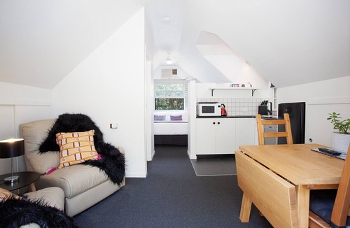 Woolwich Apartment | Woolwich Studio Bliss, Private Oasis by the Water