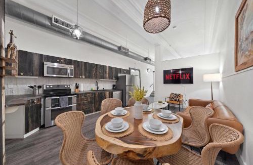 Gaslamp Quarter Apartment | Woolworth Loft -Downtown Apt Sleeps 8 Near Gaslamp