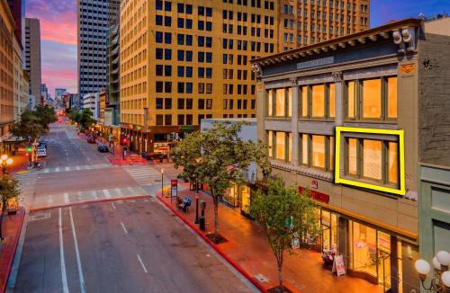 Gaslamp Quarter Apartment | Woolworth Loft - Gaslamp 4BR Downtown Pad with Tub