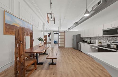 Gaslamp Quarter Apartment | Woolworth Loft - Gaslamp 4BR Downtown Pad with Tub
