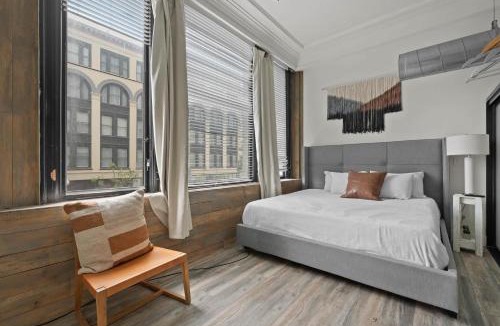 Gaslamp Quarter Apartment | Woolworth Loft - Gaslamp 4BR Downtown Pad with Tub