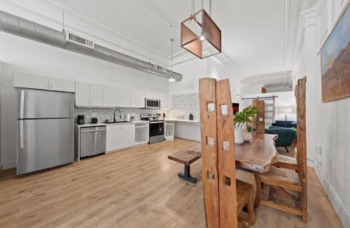 Gaslamp Quarter Apartment | Woolworth Loft - Gaslamp 4BR Downtown Pad with Tub